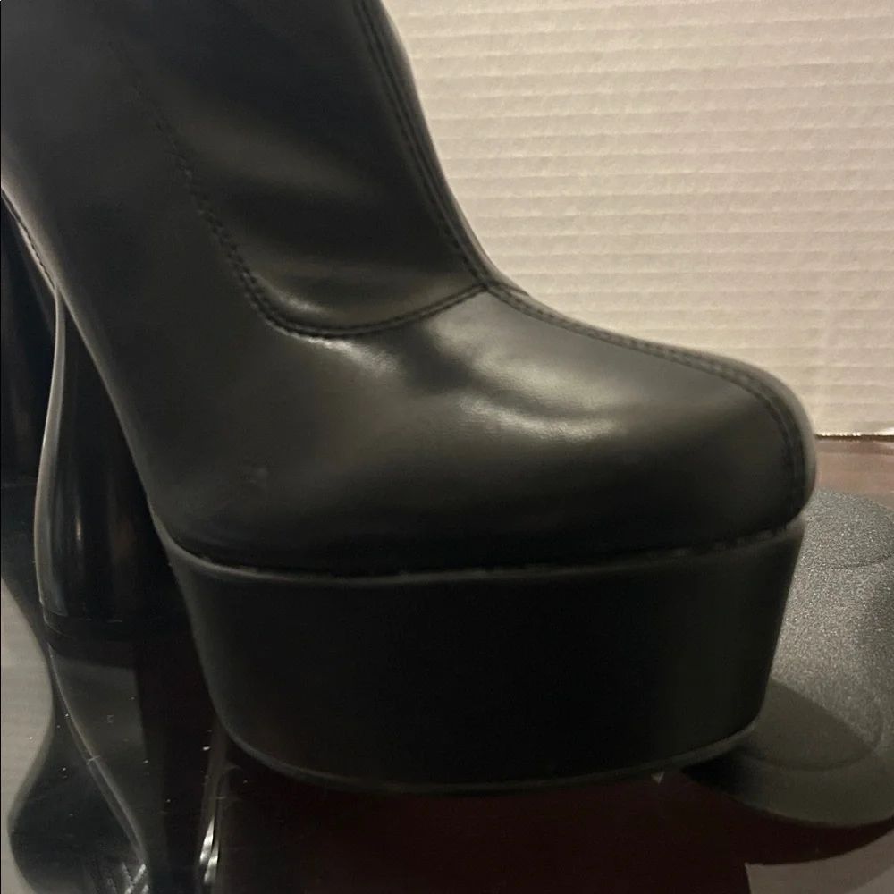 Chic Black Heeled Boots - Picture 5 of 5